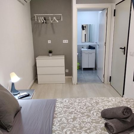 Hostal Urban Basic L'Hospitalet de Llobregat Exterior foto