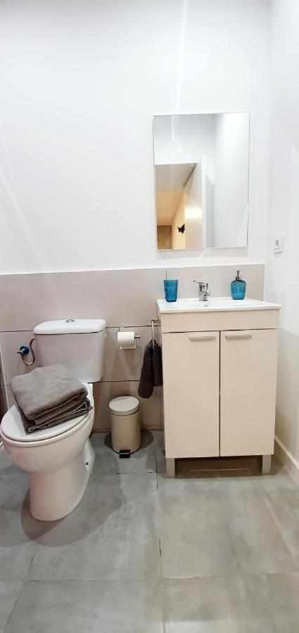 Hostal Urban Basic L'Hospitalet de Llobregat Exterior foto