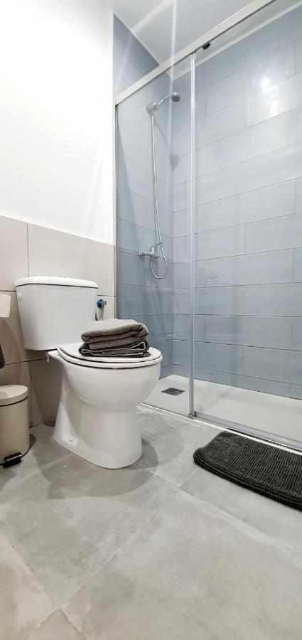 Hostal Urban Basic L'Hospitalet de Llobregat Exterior foto