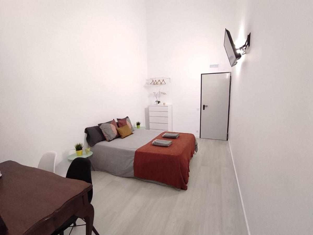 Hostal Urban Basic L'Hospitalet de Llobregat Exterior foto