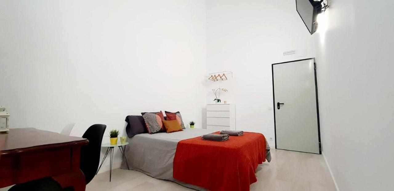 Hostal Urban Basic L'Hospitalet de Llobregat Exterior foto