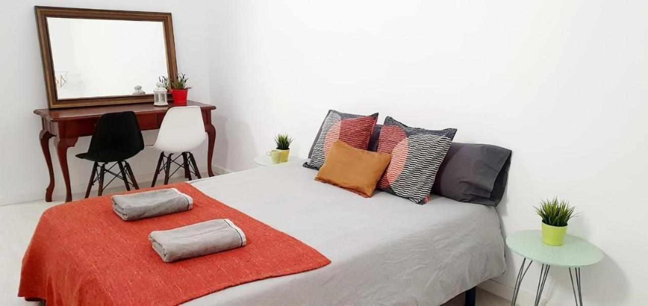 Hostal Urban Basic L'Hospitalet de Llobregat Exterior foto