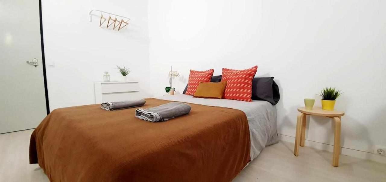 Hostal Urban Basic L'Hospitalet de Llobregat Exterior foto