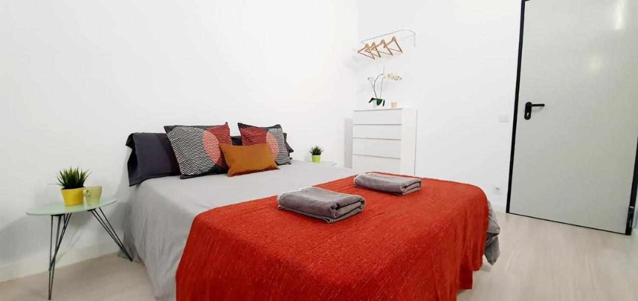 Hostal Urban Basic L'Hospitalet de Llobregat Exterior foto