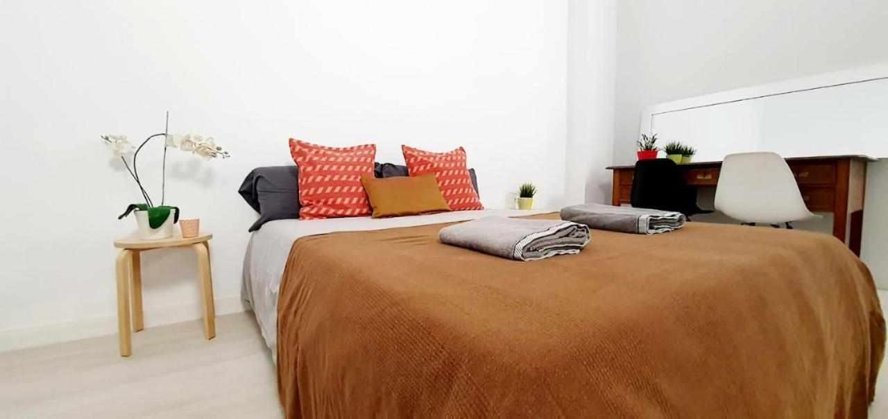 Hostal Urban Basic L'Hospitalet de Llobregat Exterior foto