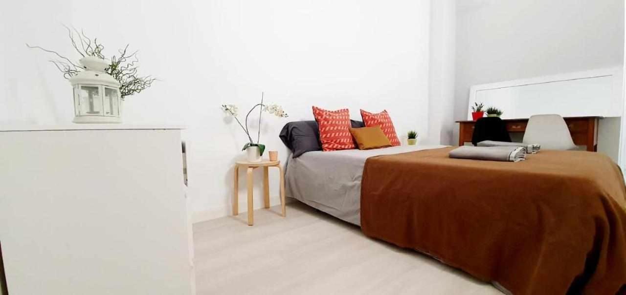 Hostal Urban Basic L'Hospitalet de Llobregat Exterior foto