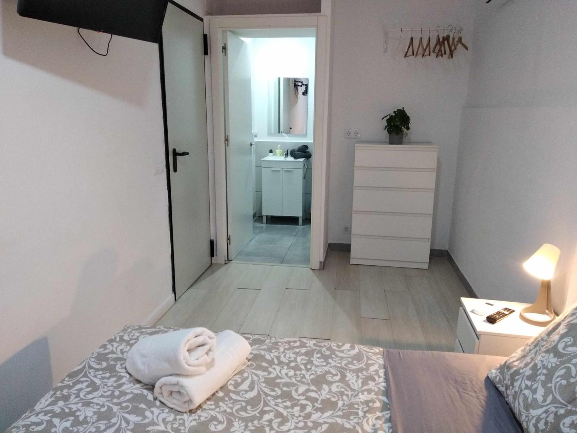 Hostal Urban Basic L'Hospitalet de Llobregat Habitación foto