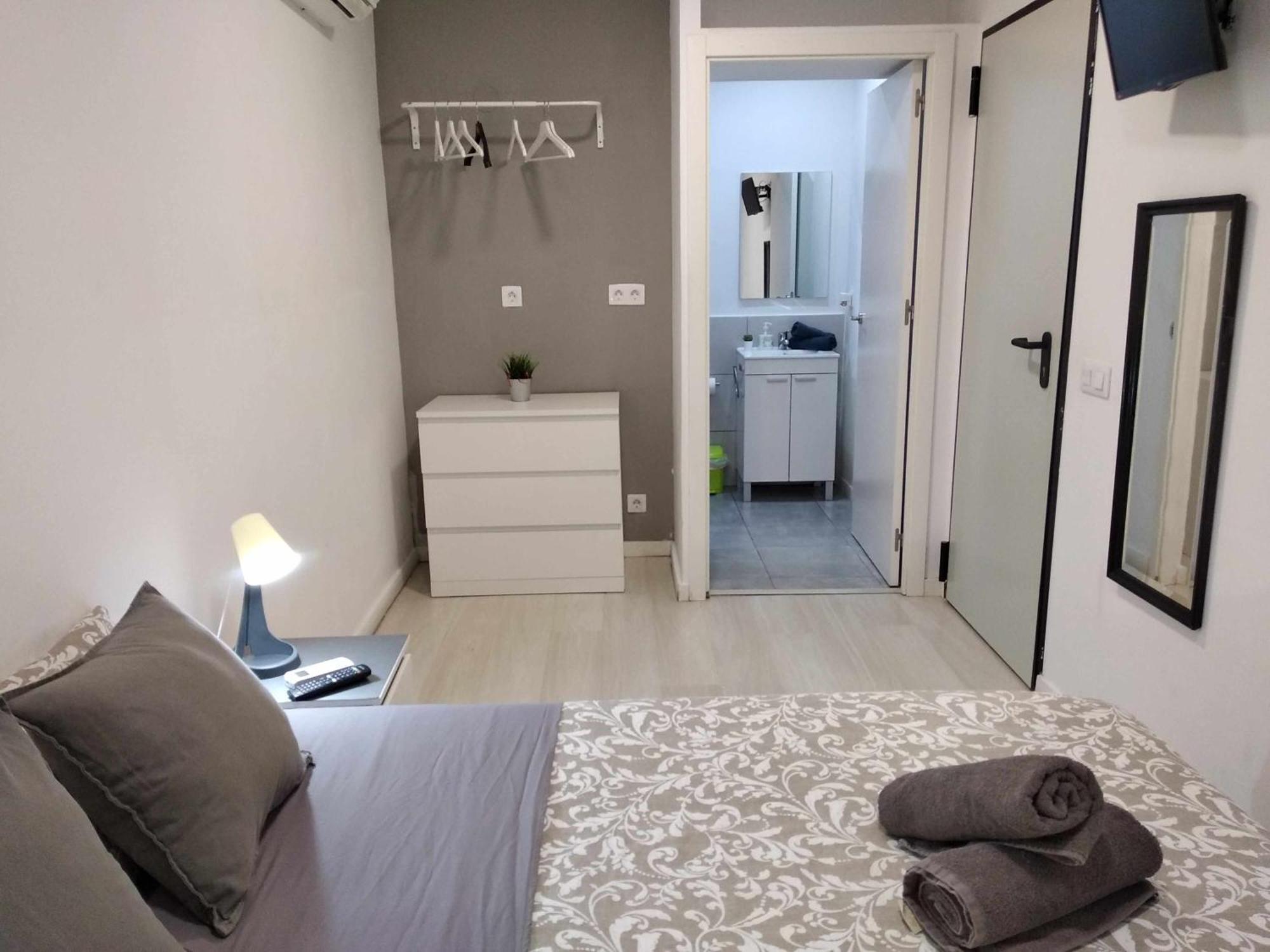 Hostal Urban Basic L'Hospitalet de Llobregat Habitación foto