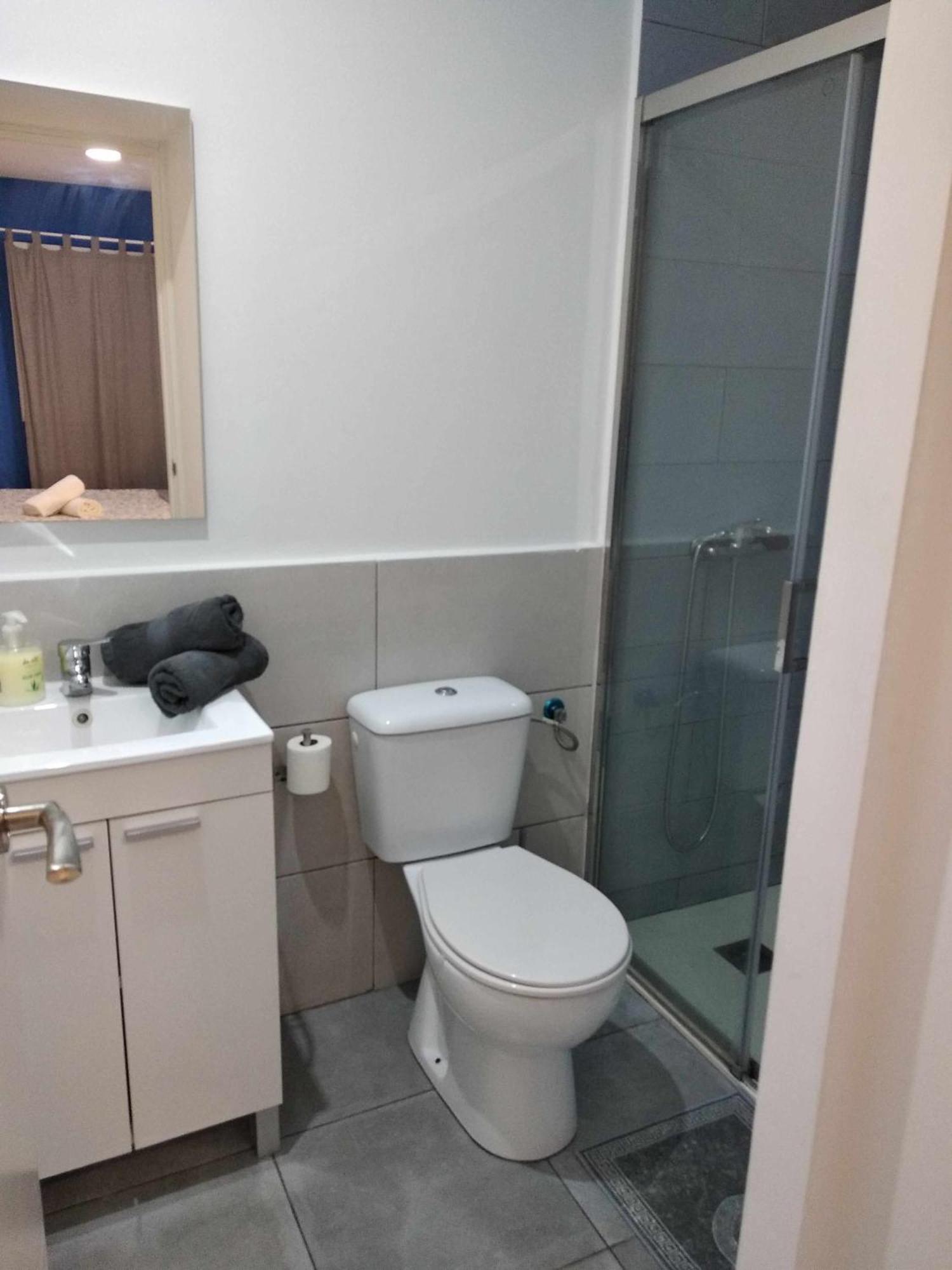 Hostal Urban Basic L'Hospitalet de Llobregat Habitación foto