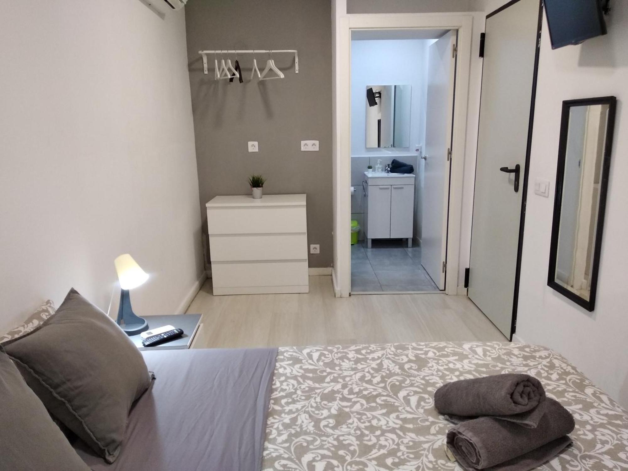 Hostal Urban Basic L'Hospitalet de Llobregat Exterior foto